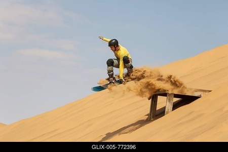 Sand boarding in the dunes of the Namib Desert, near Swakopmund, Namibia-stock-foto