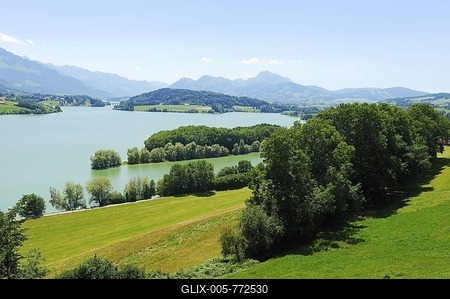 View from Le Bry on the Lac de la Gruy鑽e or Lake of Gruy鑽e, Fribourg, Switzerland, Europe-stock-foto
