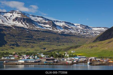View over harbour and town Seyðisfjörður along the fjord Seydisfjoerdur in summer, Eastern Region, Austurland, Iceland-stock-foto