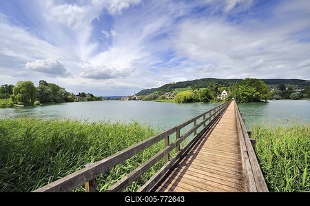 Wooden footbridge crossing Rhine River, leading to the Monastic Island of Werd, Canton of Schaffhausen, Switzerland, Europe-stock-foto