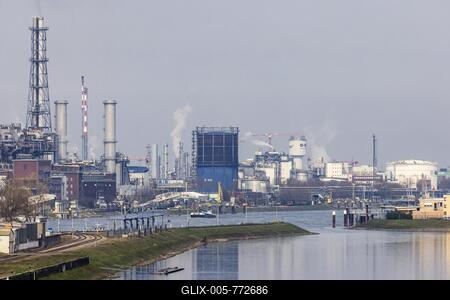 Smoking chimneys, BASF production in Ludwigshafen, Rhineland-Palatinate, Germany-stock-foto