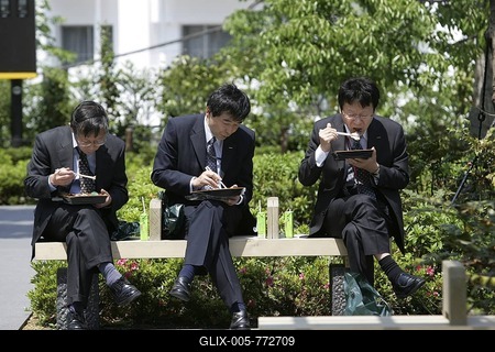 Asian businessmen, lunch, Tokyo Midtown Garden, Roppongi District, Tokyo, Japan-stock-foto