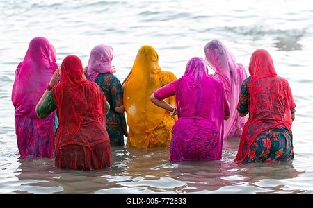 Hindu pilgrims, women in colourful saris taking a holy bath om the sea before sunrise, at the Ghat Agni Theertham, Rameswaram, Pamban Island, Tamil Nadu, India-stock-foto