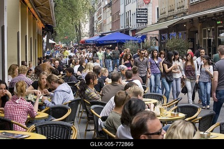 Pubs in the Bolkerstrasse street, restaurants, pubs, people, street scene, historic centre, Duesseldorf, North Rhine-Westphalia, Germany-stock-foto