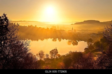 Town with church near lake, Schalkenmehrener Maar in autumn at sunrise, water reflection, Schalkenmehren, Daun, Vulkaneifel, Eifel, Rhineland-Palatinate, Germany-stock-foto