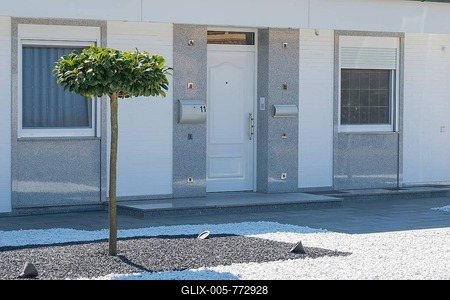 Front garden in front of white house, gravel garden, garden with trimmed tree, white house, Lower Saxony, Germany-stock-foto
