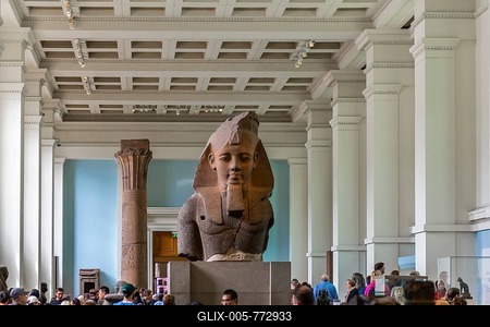 Visitors in Egyptian Exhibition, Monumental Statue, British Museum, London, England, Great Britain-stock-foto