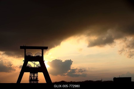 Zeche Ewald, disused coal mine, storm clouds in the evening behind the Doppelbock shaft headframe of Schacht 7, Herten, North Rhine-Westphalia, Germany, Europe-stock-foto