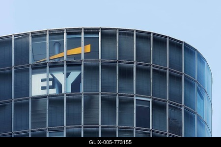EY, Ernst &amp; Young Wirtschaftsprüfungsgesellschaft, logo on the GAP 15 office tower, German headquarters, Düsseldorf, North Rhine-Westphalia, Germany-stock-foto