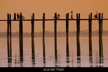 Cyclists and pedestrians crossing the U Bein Bridge at sunset, old wooden teak bridge, Mandalay, Myanmar, Southeast Asia-stock-foto