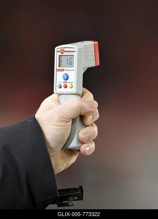 Handheld-pyrometer, or infrared-thermometer for non-contact measurement of surface temperature-stock-foto
