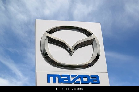 Mazda sign, outside a dealership, Oxford, Oxfordshire, England, United Kingdom-stock-foto