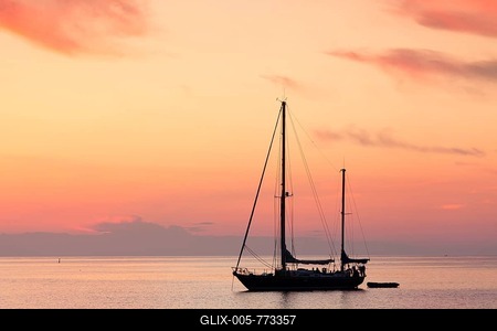 Sailboat at sunset, near Port de Centuri, Corsica, France-stock-foto