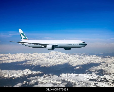 Cathay Pacific Boeing 777-367 ER in flight over mountains-stock-foto