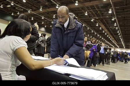 More than 5000 unemployed residents of southeast Michigan showed up to look for work at a job fair sponsored by the city of Detroit; one applicant going over his resume with a recruiter, Detroit, Michigan, USA-stock-foto