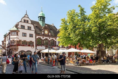 New town hall with bell tower, town hall square and brooks, Freiburg im Breisgau, Baden-Württemberg, Germany-stock-foto