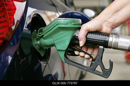 Woman filling a car with unleaded petrol, United Kingdom, Europe-stock-foto