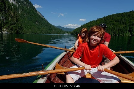 Children in a rowing boat on lake Königssee, Berchtesgadener Land district, Upper Bavaria, Bavaria, Germany-stock-foto