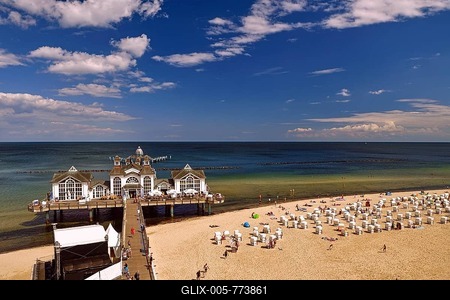 Sellin pier, beach chairs, Rügen Island, Mecklenburg-Western Pomerania, Germany-stock-foto