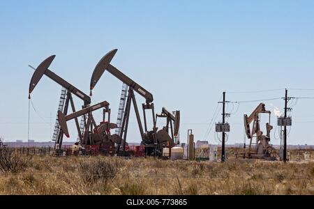 Hobbs, New Mexico, Oil wells pumping in the Permian Basin. The Permian Basin is a major oil and gas producing area in west Texas and southeastern New Mexico-stock-foto