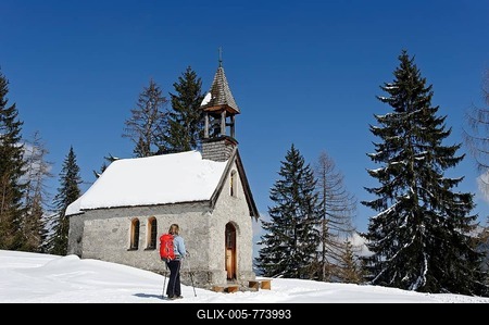 Hiker in winter on the Hemmersuppenalm alpine pasture at St. Anna痴 Chapel on the way to Fellhorn Mountain, Reit im Winkl, Chiemgau, Upper Bavaria, Bavaria, Germany-stock-foto