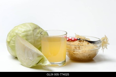 Sauerkraut and sauerkraut juice in glass, white cabbage-stock-foto