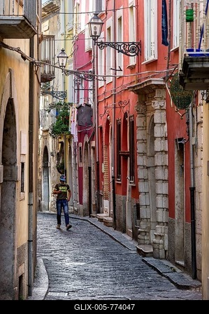 Narrow alleyway in old town, Campobasso, Molise, Italy-stock-foto