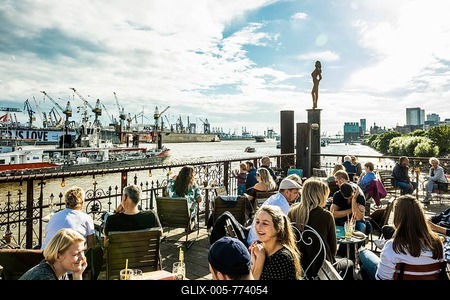 Beach Club Strand Pauli, at the jetties in the Port of Hamburg, Hamburg, Germany-stock-foto