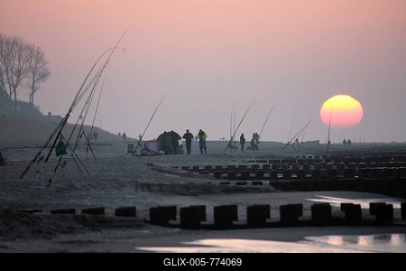 Beach fishermen at sunset on the beach near the resort town of Ahrenshoop, Fischland, Mecklenburg-Western Pomerania, Germany, Europe-stock-foto