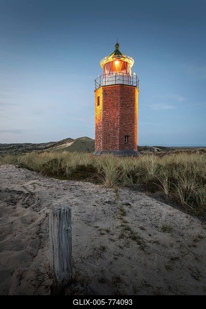 Cross light, lighthouse with sand dune in the evening light, Kampen, Sylt, Germany-stock-foto