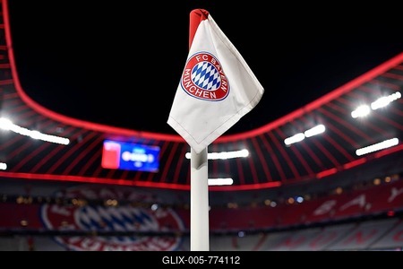 Night shot, corner flag with logo FC Bayern Munich FCB, Champions League, Allianz Arena, Munich, Bavaria, Germany-stock-foto