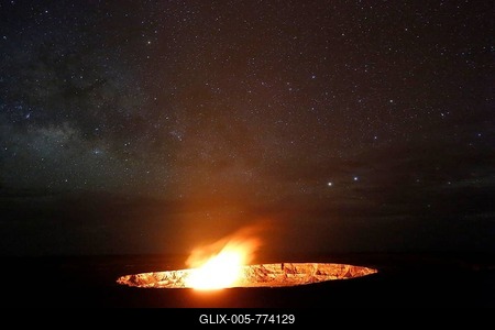 Starry sky and night glow, Halema'uma'u crater, Kilauea Caldera, Hawai'i Volcanoes National Park, Big Iceland, Hawaii, USA-stock-foto