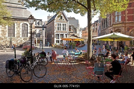Street cafe in the old town, Aachen, North Rhine-Westphalia, Germany-stock-foto