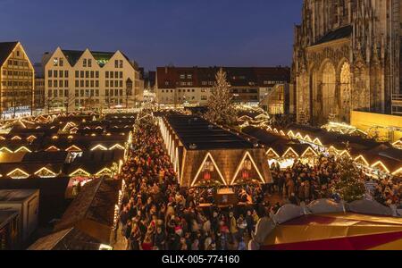 Christmas market in front of the cathedral on Münsterplatz, Ulm, Baden-Württemberg, Upper Swabia, Germany, Ulm, Baden-Württemberg, Germany-stock-foto