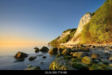 Sunrise at the Baltic Sea, chalk cliffs in the morning light, boulders on the shore, in front the Königsstuhl, behind the Victoria view, Jasmund National Park, UNESCO World Heritage Site, Rügen Island, Mecklenburg-Western Pomerania, Germany-stock-foto