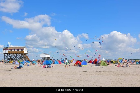 Stilt house with Strandbar 54 beach cllub on the beach of St. Peter-Ording, Kite Festival 2012, Eiderstedt, Schleswig-Holstein, Germany, Europe-stock-foto