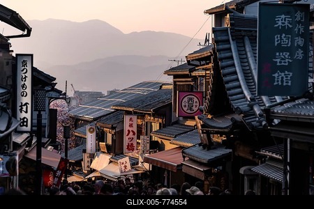 Dusk, crowd in an alley, Matsubara dori historical alleyway in the old town with traditional Japanese houses, Kiyomizu, Kyoto, Japan-stock-foto