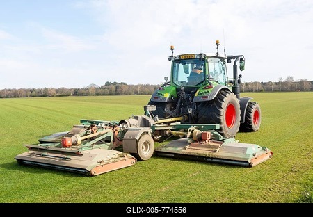 Fendt 313 tractor mowing grass, turf field, Sutton Heath, Suffolk, England, UK-stock-foto