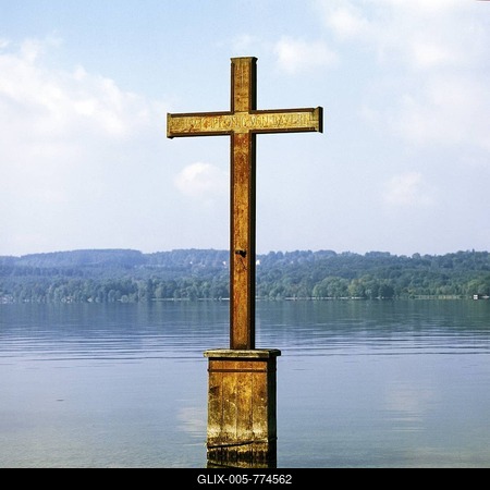 Memorial cross for King Ludwig II of Bavaria at the place of his death, Berg, Lake Starnberger See, Upper Bavaria, Bavaria, Germany, Europe-stock-foto