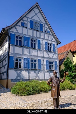 Bronze sculpture of Levi Strauß in front of his birthplace, today a museum, bronze figure created by the artist Rainer Kurka 2020, Buttenheim, Upper Franconia, Bavaria, Germany-stock-foto