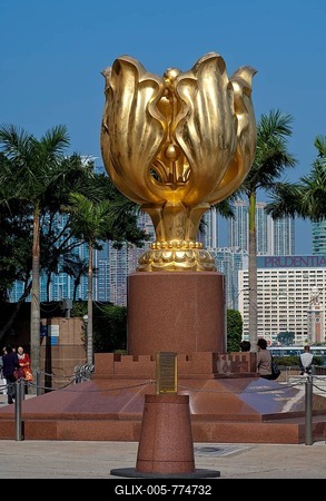 Sculpture of a gilded eternal Bauhinia flower, China's reunification gift to Hong Kong, 1997, Hong Kong, Hong Kong, China, People's Republic of China-stock-foto