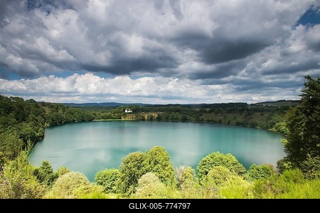 Weinfeld Maar, Totenmaar or Maar of the Dead, Daun, Vulkan Eifel, Eifel, Rhineland-Palatinate, Germany-stock-foto