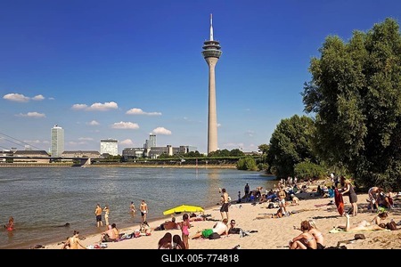 Bathers on the beach on the Rhine with Rhine Tower, Düsseldorf, North Rhine-Westphalia, Germany-stock-foto