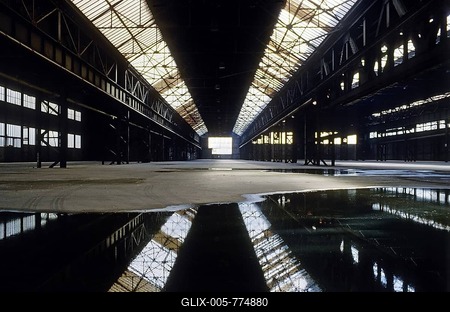 Huge, empty industrial building, disused freight station, Duisburg, North Rhine-Westphalia, Germany, Europe-stock-foto