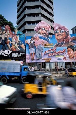 Movie posters, traffic, Anna Salai, main shopping street, Chennai or Madras, Tamil Nadu, South India, India, Asia-stock-foto