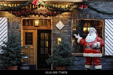 Fuechschen brewery pub, typical Duesseldorf pub in the historic district, Christmas decoration, Ratinger Strasse street, Duesseldorf, North Rhine-Westphalia, Germany, Europe-stock-foto