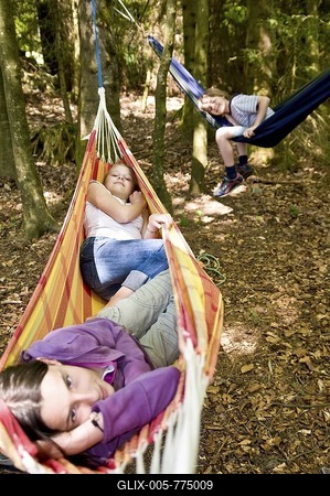 Children in hammock-stock-foto