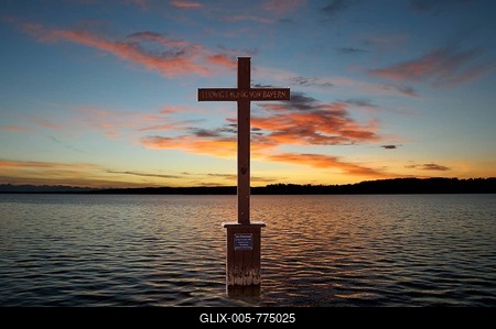 King Ludwig II memorial cross in Lake Starnberg, Berg, Upper Bavaria, Bavaria, Germany-stock-foto