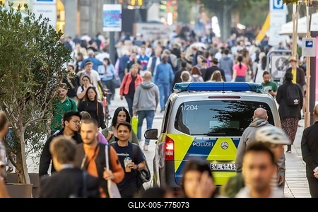 Many people on the move in the pedestrian zone, police patrol in the shopping street Königstraße in the evening, Stuttgart, Baden-Württemberg, Germany-stock-foto