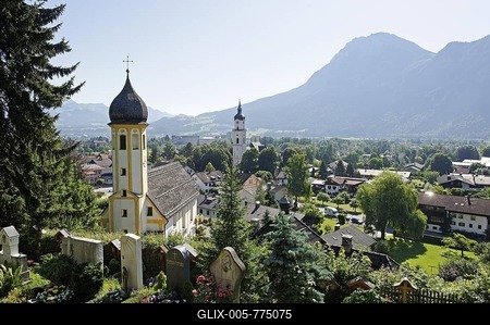 Heilig Kreuz, Holy Cross, cemetery church with the new Heilig Kreuz parish church and the Kaisergebirge, mountain range, at back, Kiefersfelden, Upper Bavaria, Bavaria, Germany, Europe-stock-foto